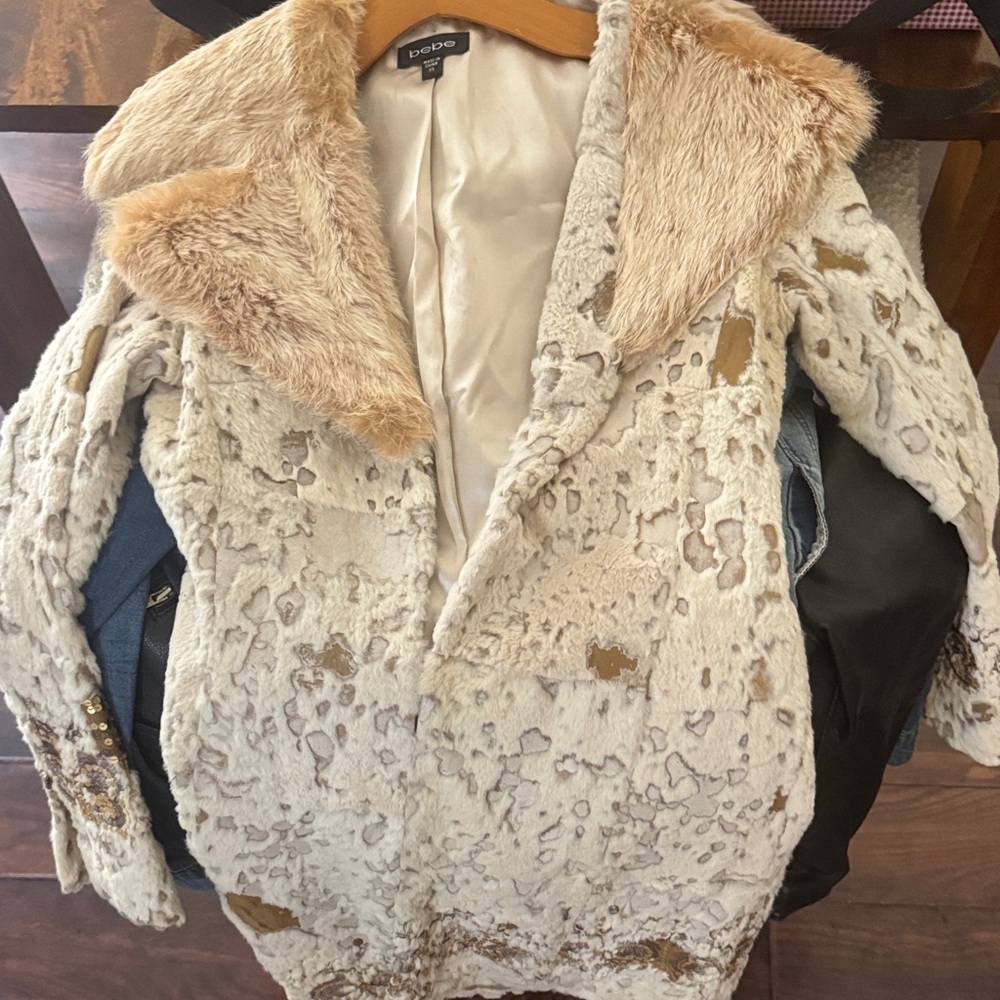 Bebe Women's Textured Cream and Tan Teddy Jacket